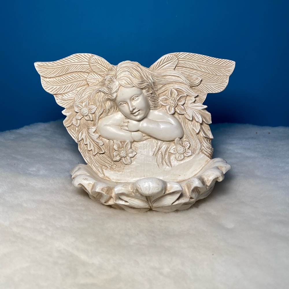 Resin cherub wall hanging